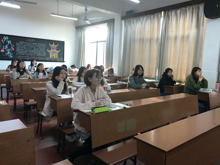 观众认真听活动要求